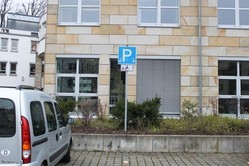 Behindertenparkplatz mit Schild Behindertenparkplatz mit Schild